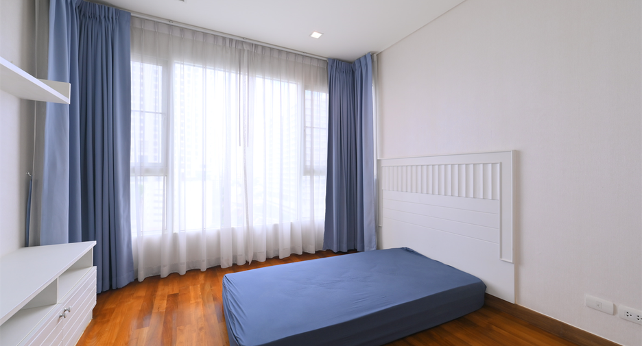 For rent 4 bedrooms condo in Watthana, Bangkok