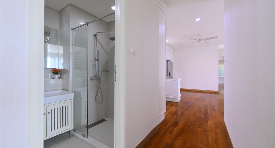 For rent 4 bedrooms condo in Watthana, Bangkok