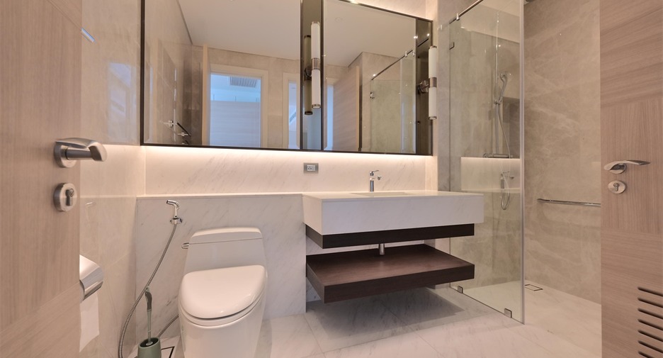 For rent 2 bedrooms condo in Pathum Wan, Bangkok