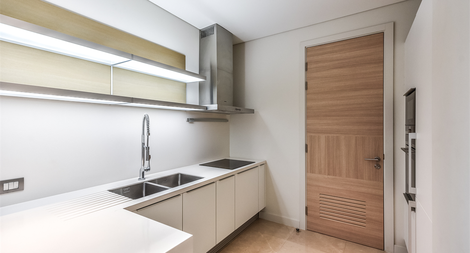 For rent 2 bedrooms condo in Pathum Wan, Bangkok