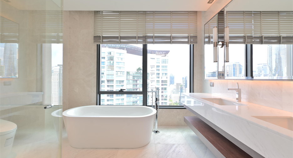 For rent 2 bedrooms condo in Pathum Wan, Bangkok