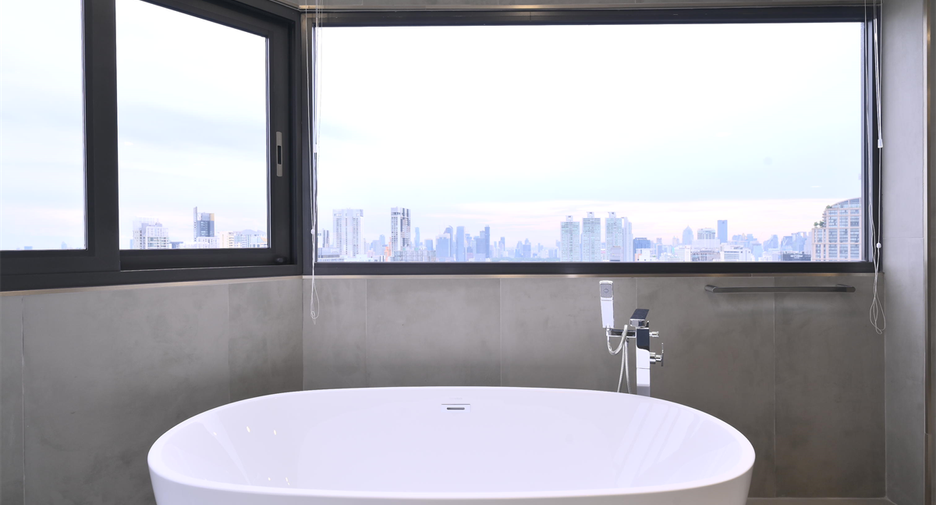 À louer 3 chambres condo à Khlong Toei, Bangkok