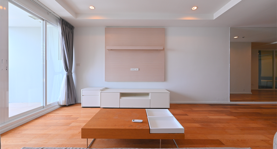 For rent 3 bedrooms condo in Watthana, Bangkok
