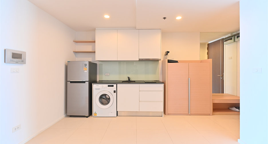 For rent 3 bedrooms condo in Watthana, Bangkok