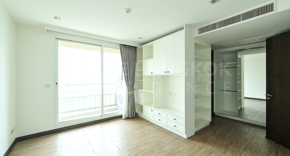 For rent 4 bedrooms condo in Khlong Toei, Bangkok