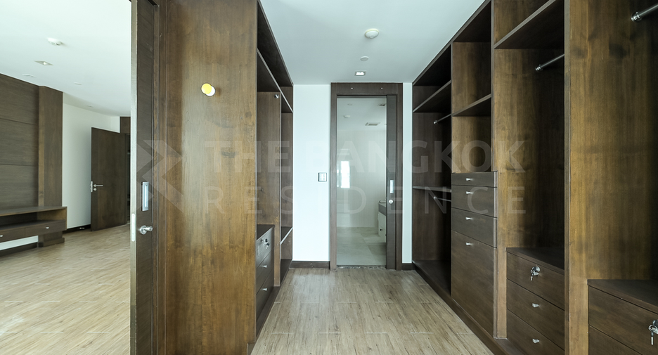 For rent 4 bedrooms condo in Khlong Toei, Bangkok
