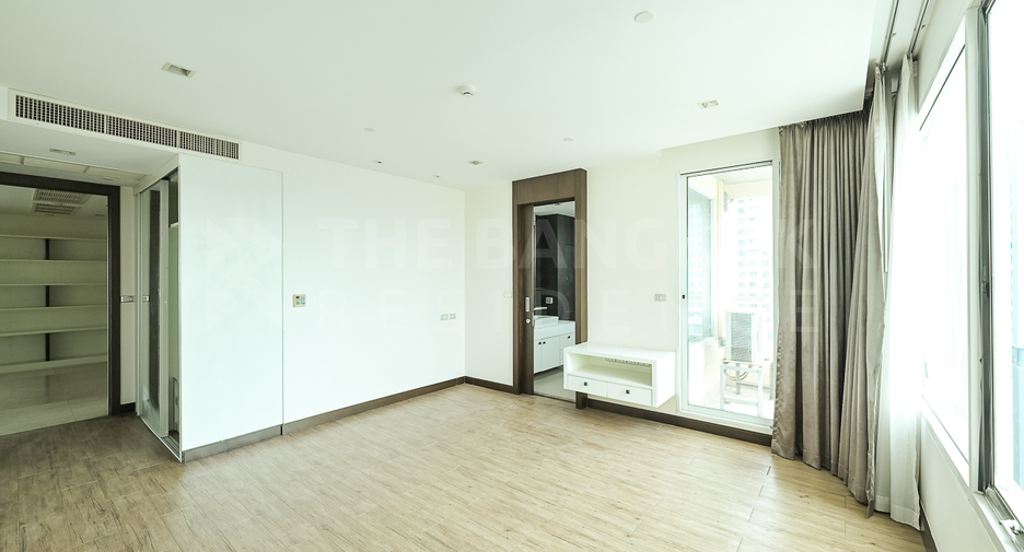 For rent 4 bedrooms condo in Khlong Toei, Bangkok