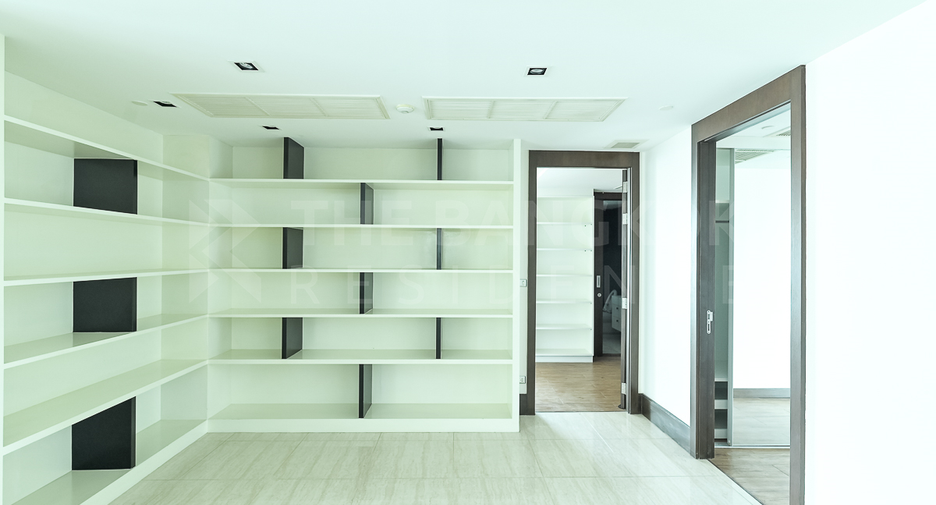 For rent 4 bedrooms condo in Khlong Toei, Bangkok