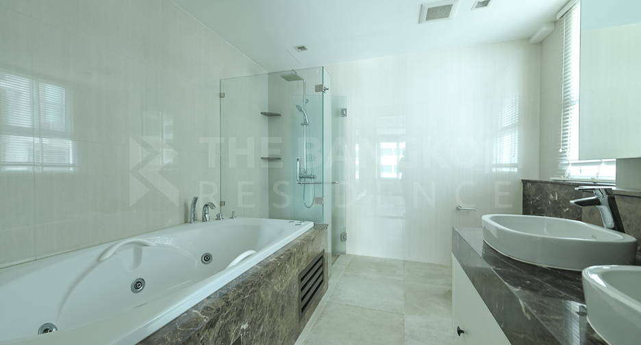 For rent 4 bedrooms condo in Khlong Toei, Bangkok