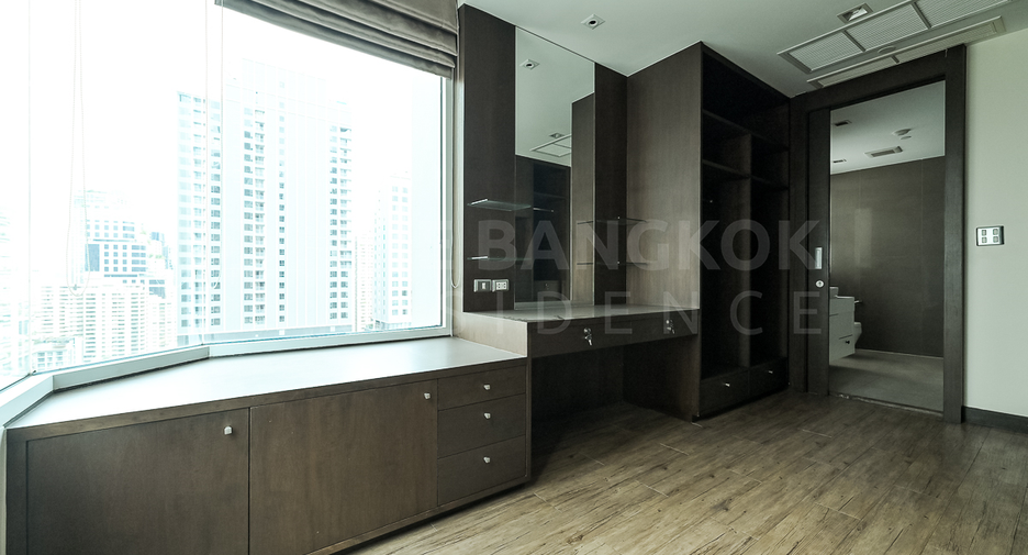 For rent 4 bedrooms condo in Khlong Toei, Bangkok