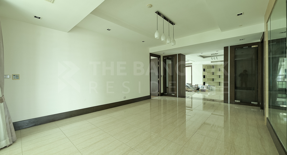 For rent 4 bedrooms condo in Khlong Toei, Bangkok