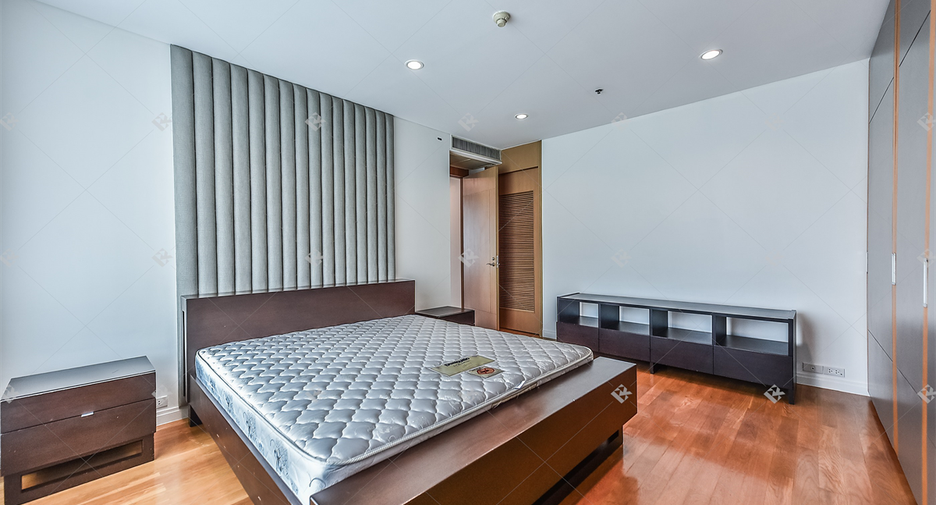 For rent 3 bedrooms condo in Sathon, Bangkok