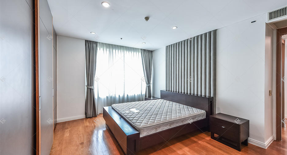 For rent 3 bedrooms condo in Sathon, Bangkok