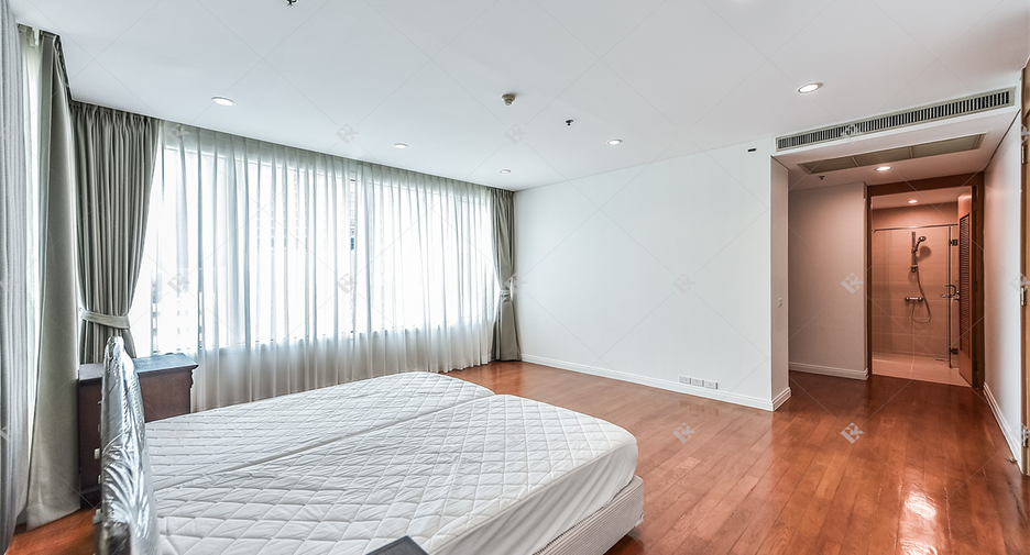 For rent 3 bedrooms condo in Sathon, Bangkok