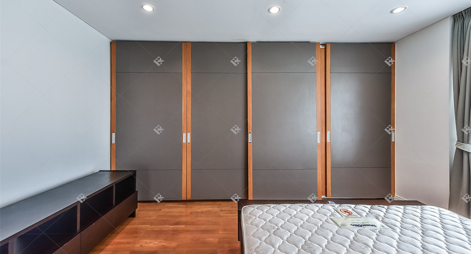 For rent 3 bedrooms condo in Sathon, Bangkok