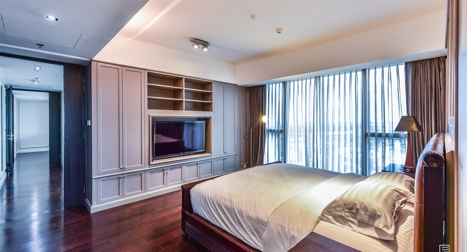 For rent 4 bedrooms condo in Sathon, Bangkok