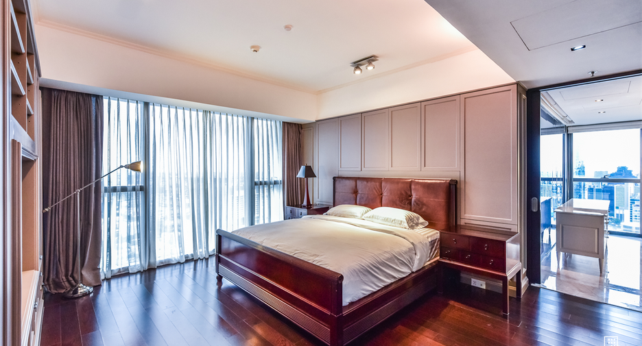 For rent 4 bedrooms condo in Sathon, Bangkok