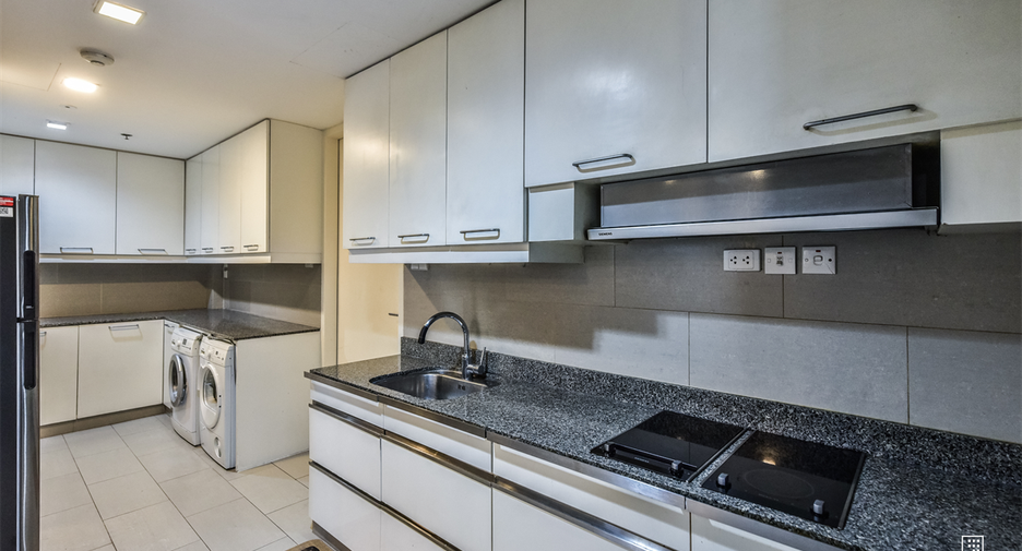 For rent 4 bedrooms condo in Sathon, Bangkok