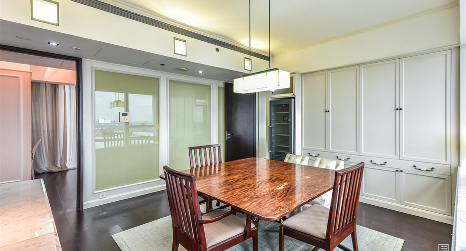 For rent 4 bedrooms condo in Sathon, Bangkok