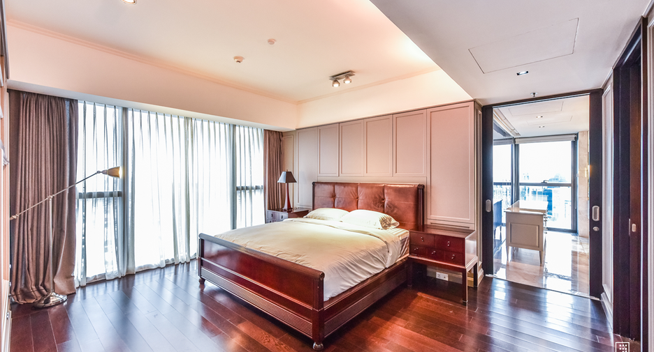For rent 4 bedrooms condo in Sathon, Bangkok