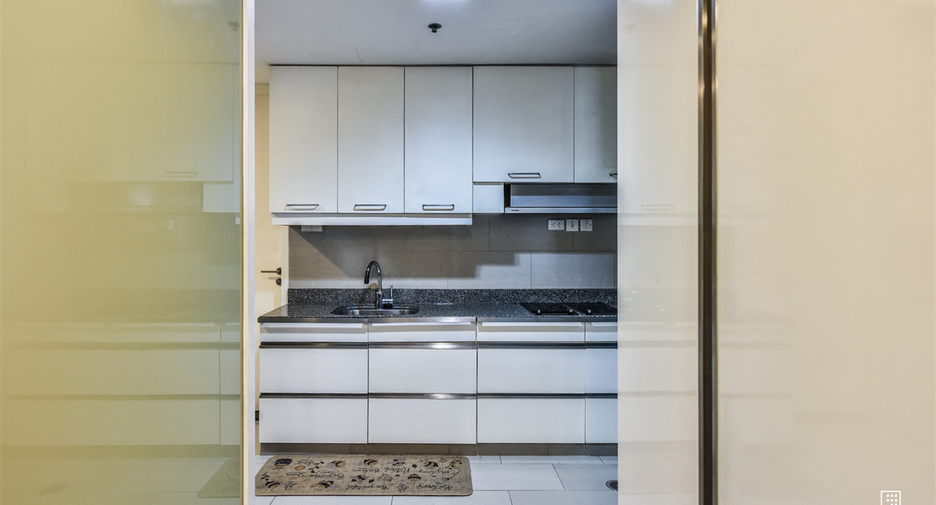 For rent 4 bedrooms condo in Sathon, Bangkok