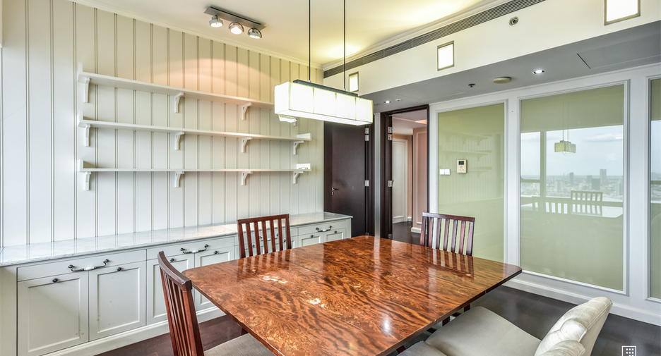 For rent 4 bedrooms condo in Sathon, Bangkok