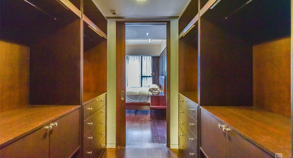 For rent 4 bedrooms condo in Sathon, Bangkok