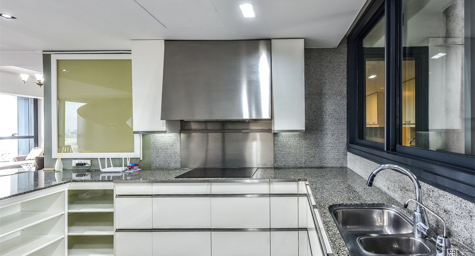 For rent 4 bedrooms condo in Sathon, Bangkok
