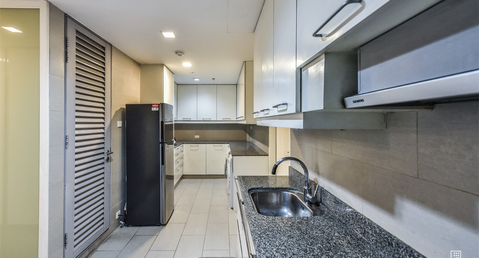 For rent 4 bedrooms condo in Sathon, Bangkok