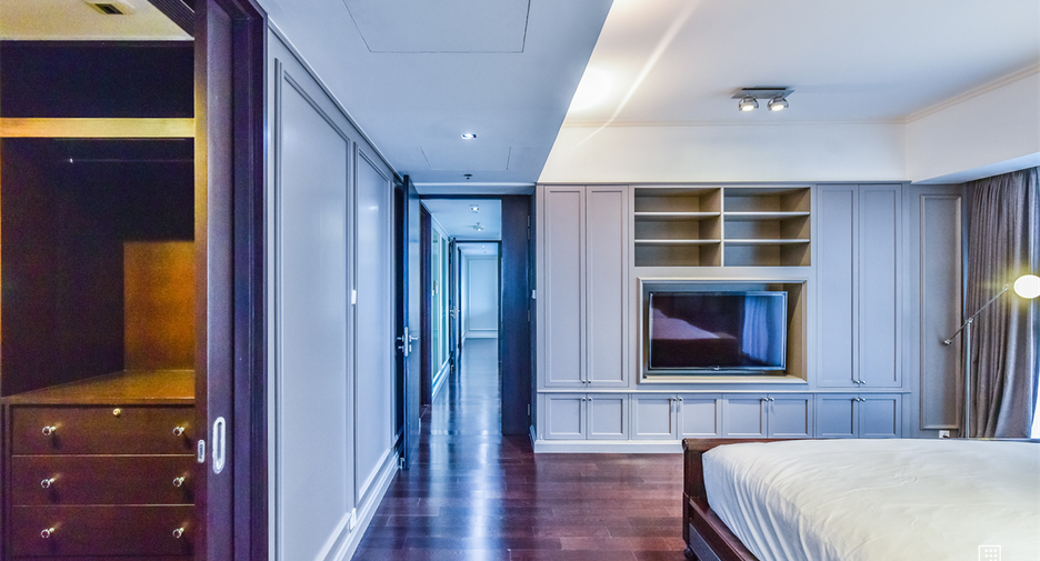 For rent 4 bedrooms condo in Sathon, Bangkok