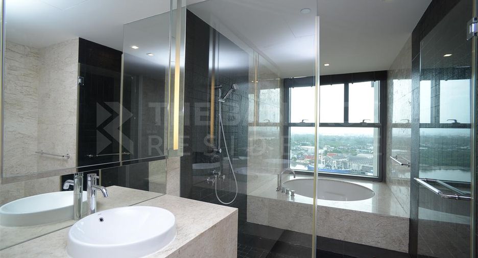 À louer 3 chambres condo à Yan Nawa, Bangkok