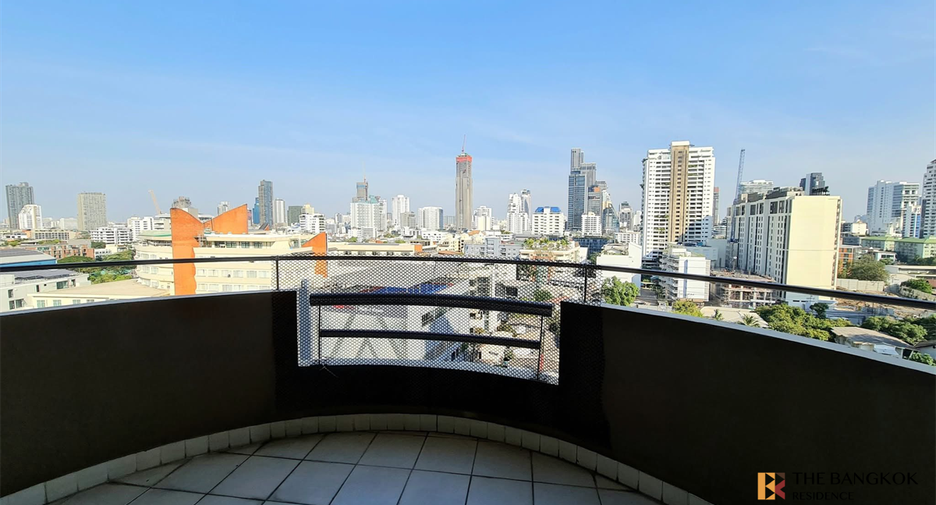 For rent 3 bedrooms condo in Watthana, Bangkok