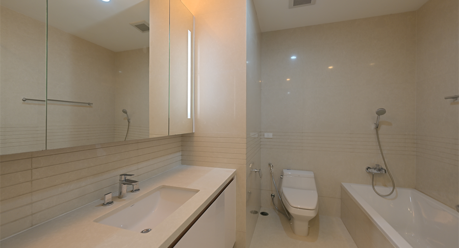 For rent 2 bedrooms condo in Pathum Wan, Bangkok