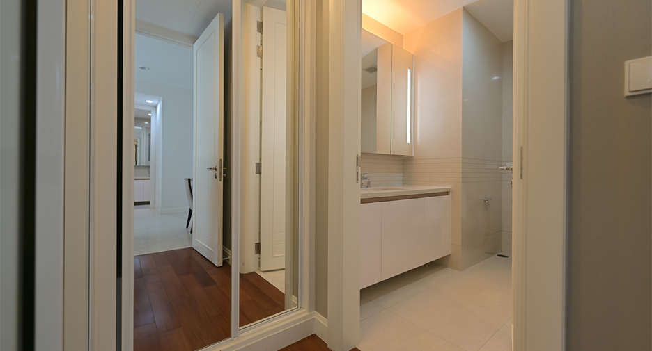 For rent 2 bedrooms condo in Pathum Wan, Bangkok