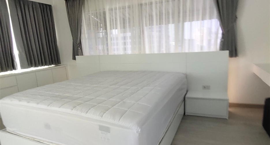 For rent 2 bedrooms condo in Bang Rak, Bangkok