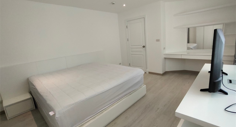 For rent 2 bedrooms condo in Bang Rak, Bangkok