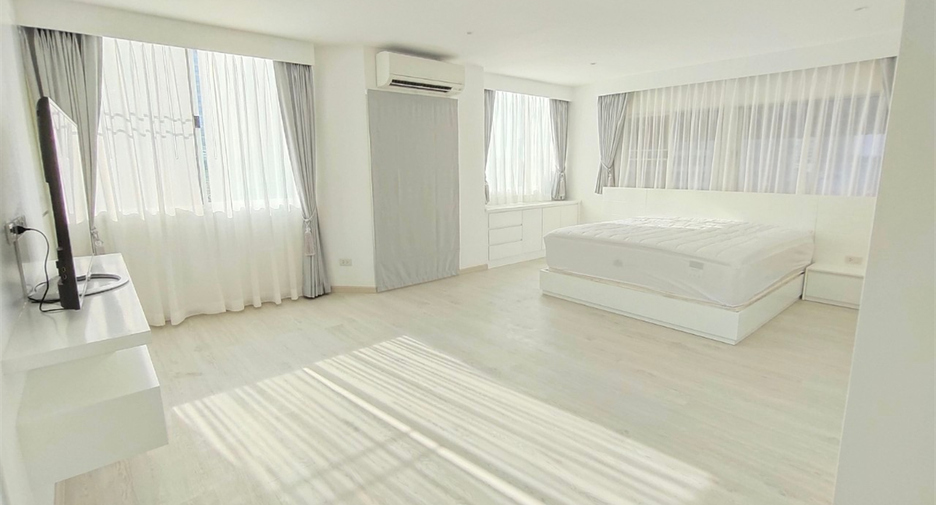 For rent 2 bedrooms condo in Bang Rak, Bangkok