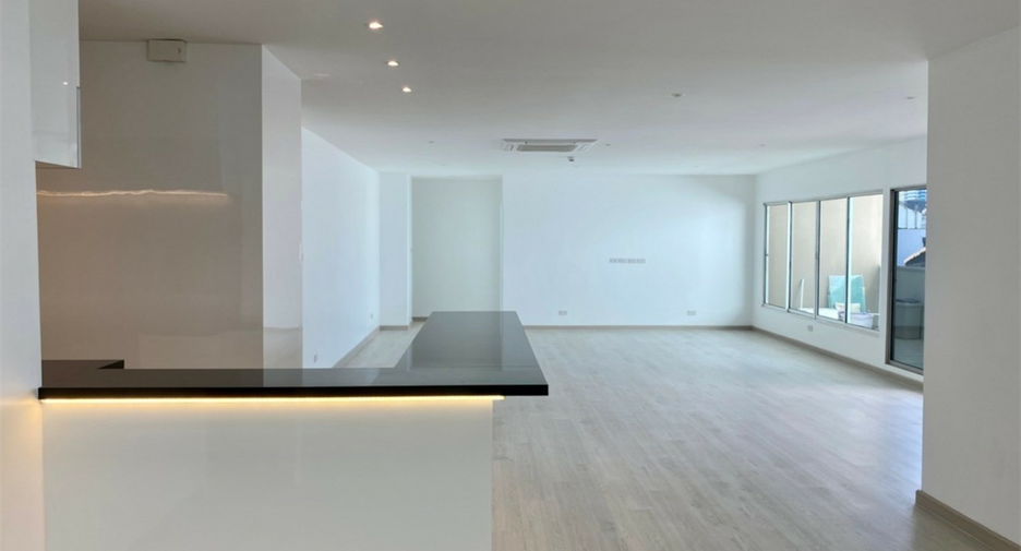 For rent 2 bedrooms condo in Bang Rak, Bangkok