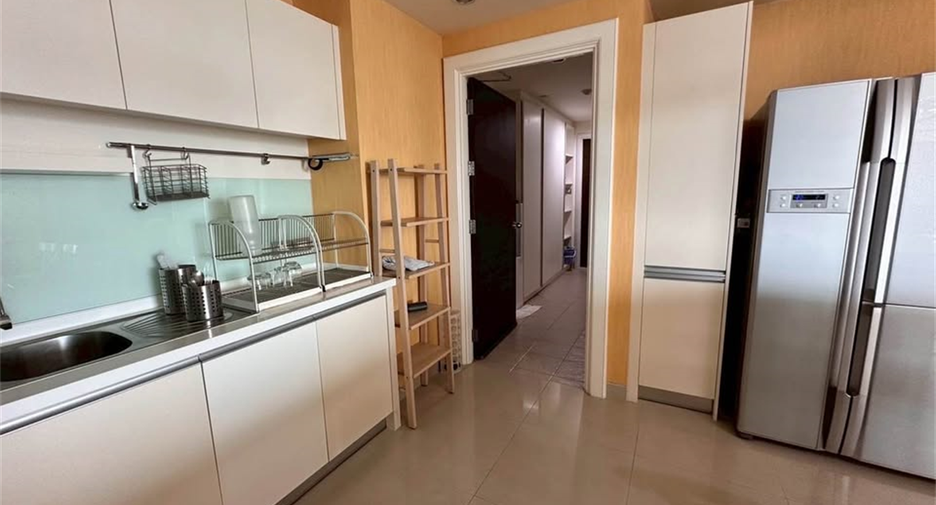 For rent 4 bedrooms condo in Bang Kho Laem, Bangkok