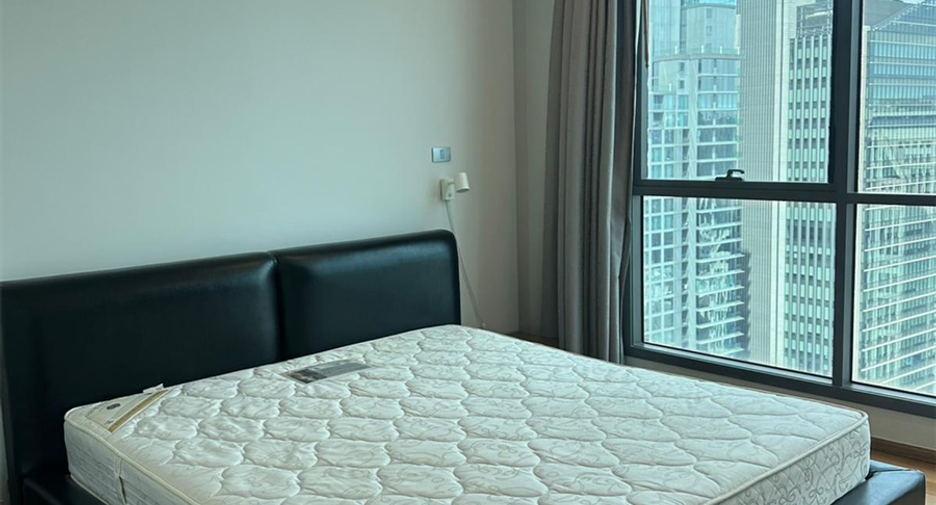 For sale 3 bedrooms condo in Khlong Toei, Bangkok