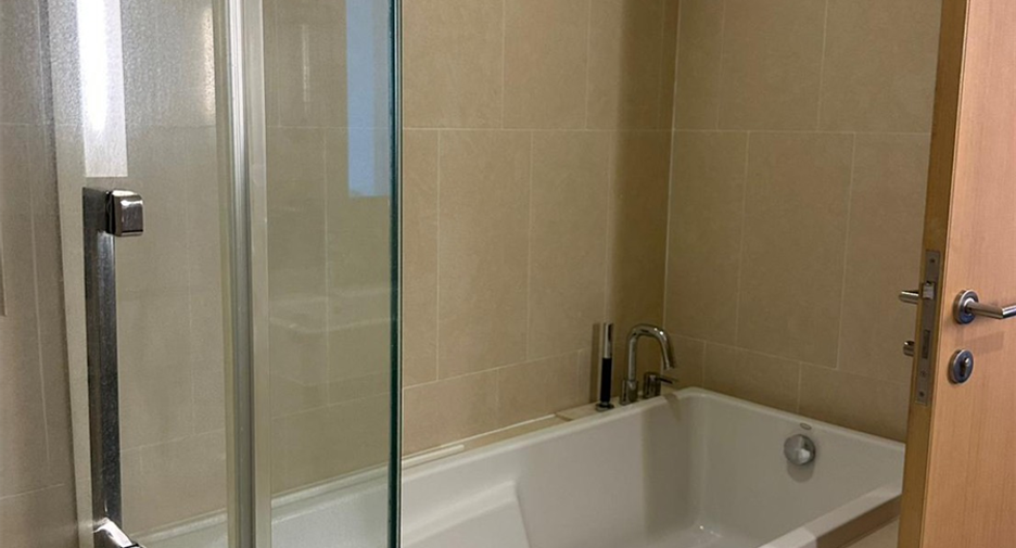 For sale 3 bedrooms condo in Khlong Toei, Bangkok