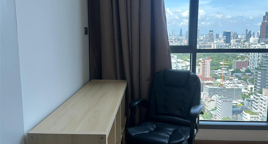 For sale 3 bedrooms condo in Khlong Toei, Bangkok