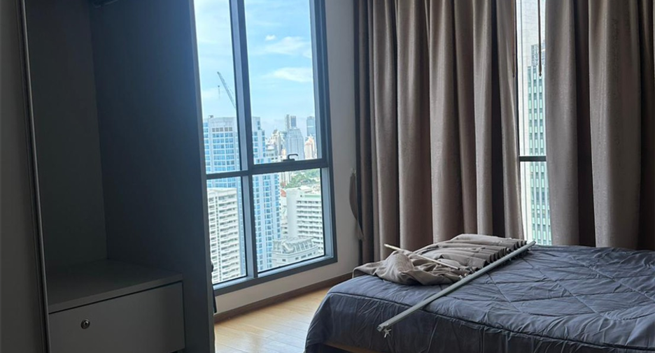 For sale 3 bedrooms condo in Khlong Toei, Bangkok