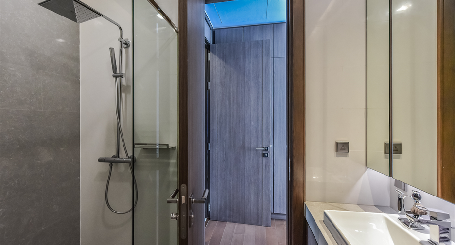 For sale 3 ベッドルーム condo in Khlong Toei, Bangkok
