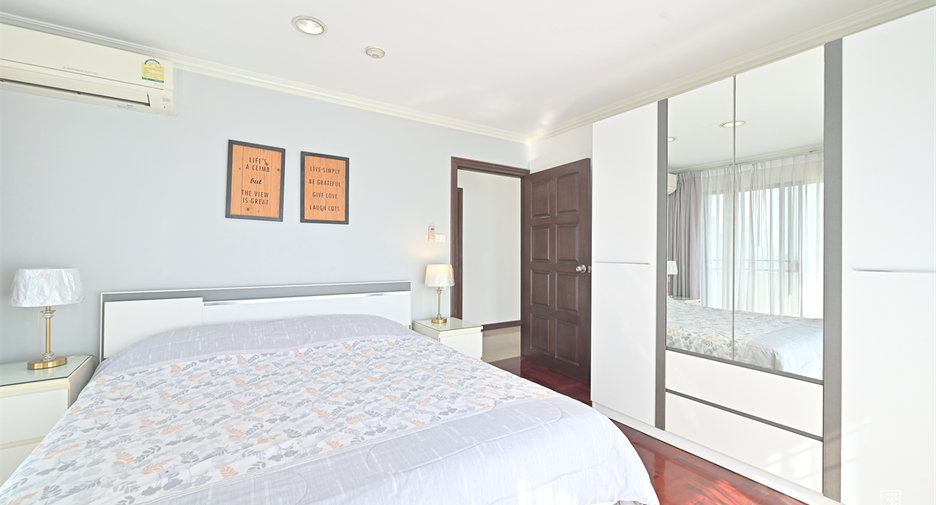 For sale 3 bedrooms condo in Watthana, Bangkok