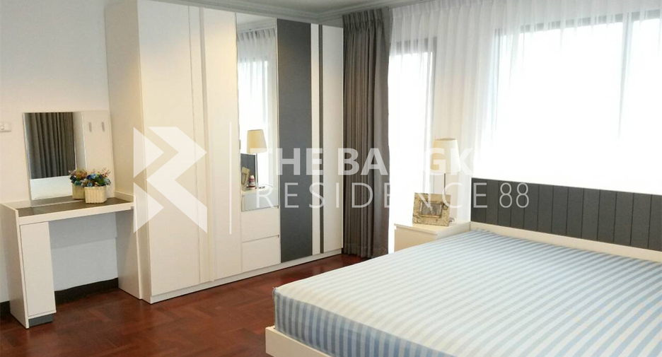 For sale 3 bedrooms condo in Watthana, Bangkok