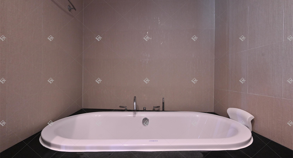For sale 2 ベッドルーム condo in Pathum Wan, Bangkok