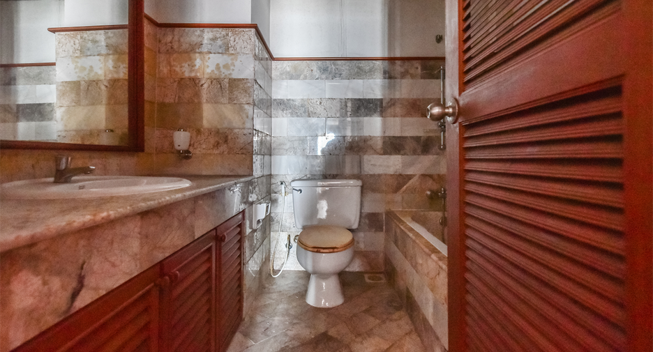 For sale 3 bedrooms condo in Sathon, Bangkok