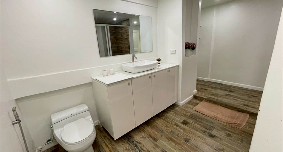 For rent 3 bedrooms condo in Khlong Toei, Bangkok