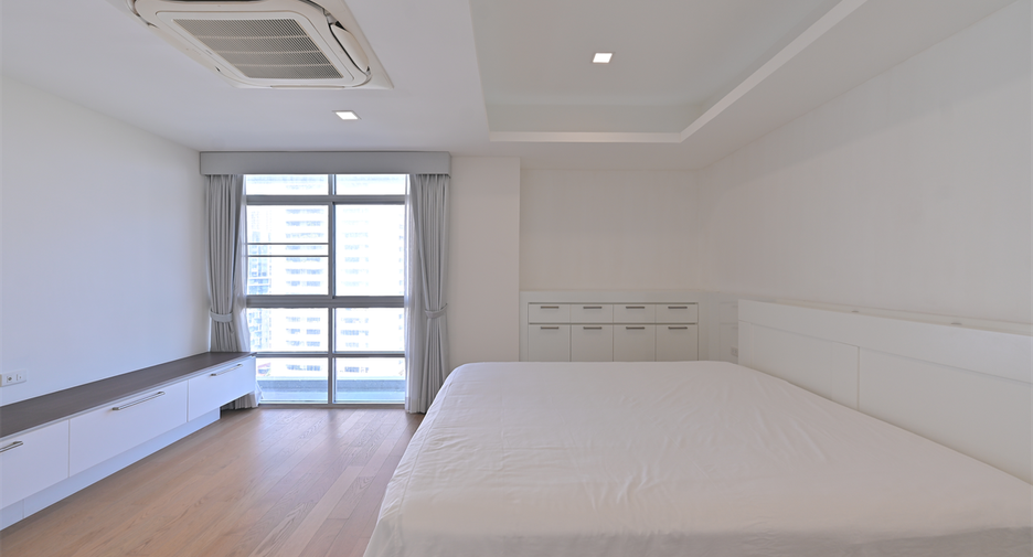 For rent 3 bedrooms condo in Watthana, Bangkok